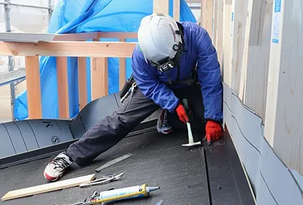 昌WORKSの職人が屋根工事を再開する1日の流れ（10:30〜）