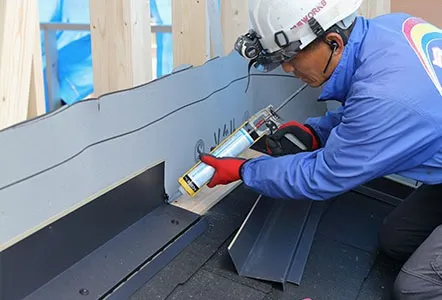 暑さ対策をしながら丁寧に進める午後の屋根工事（13:00〜）